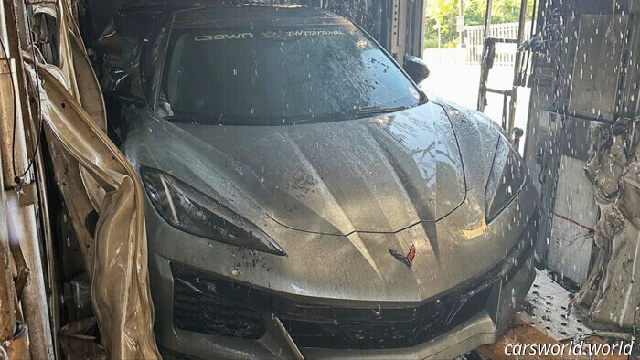 Cinco superdeportivos quedaron calcinados después de que este camión de transporte se incendiara | Carscoops
